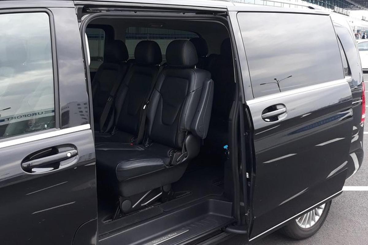 sebuah van hitam dengan pintu belakang terbuka