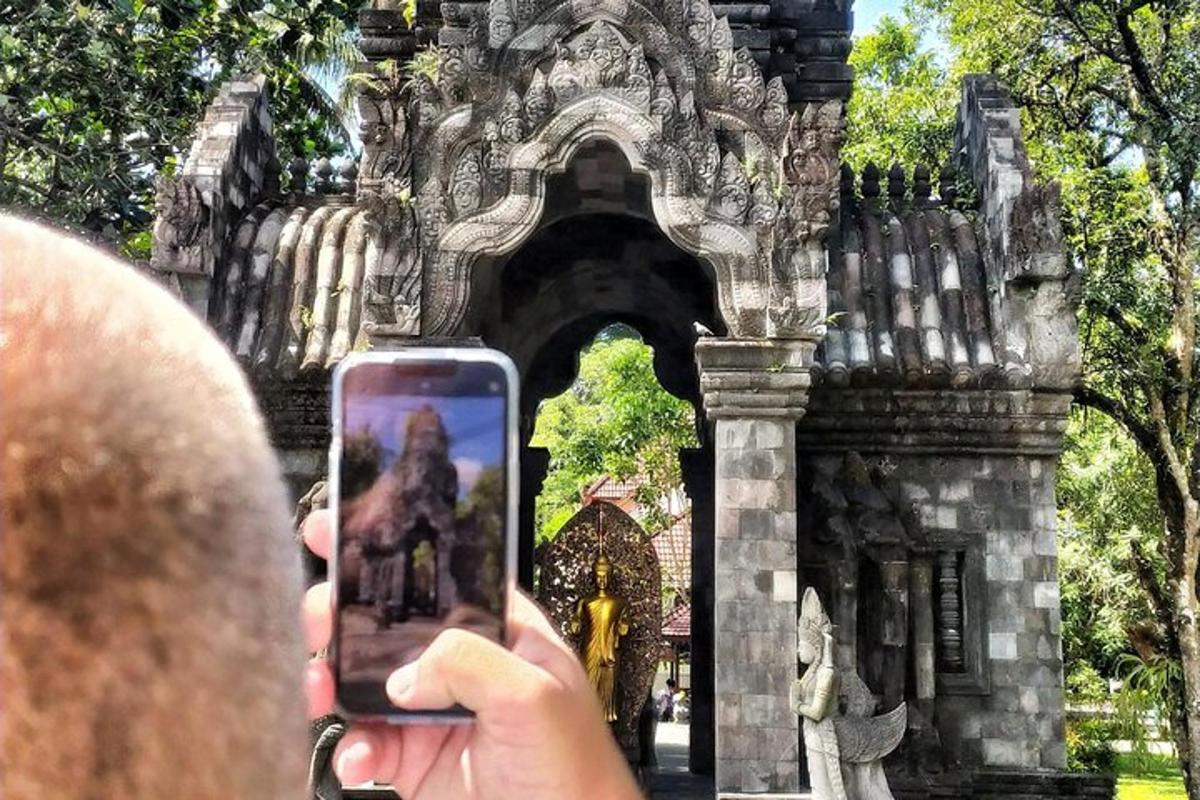 o persoană care fotografiază o clădire cu telefonul mobil