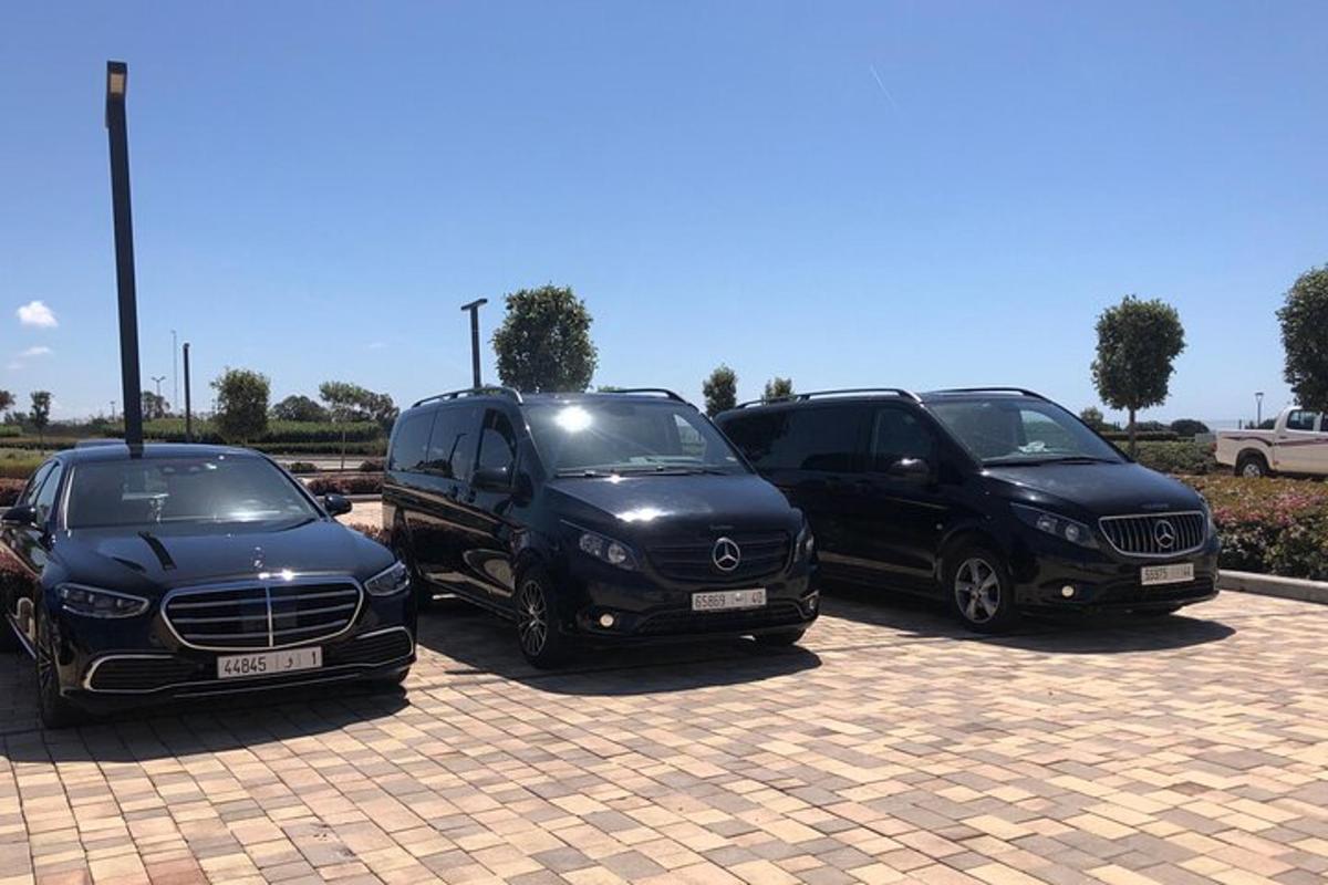 tres vehicles aparcats un al costat de l'altre en un aparcament