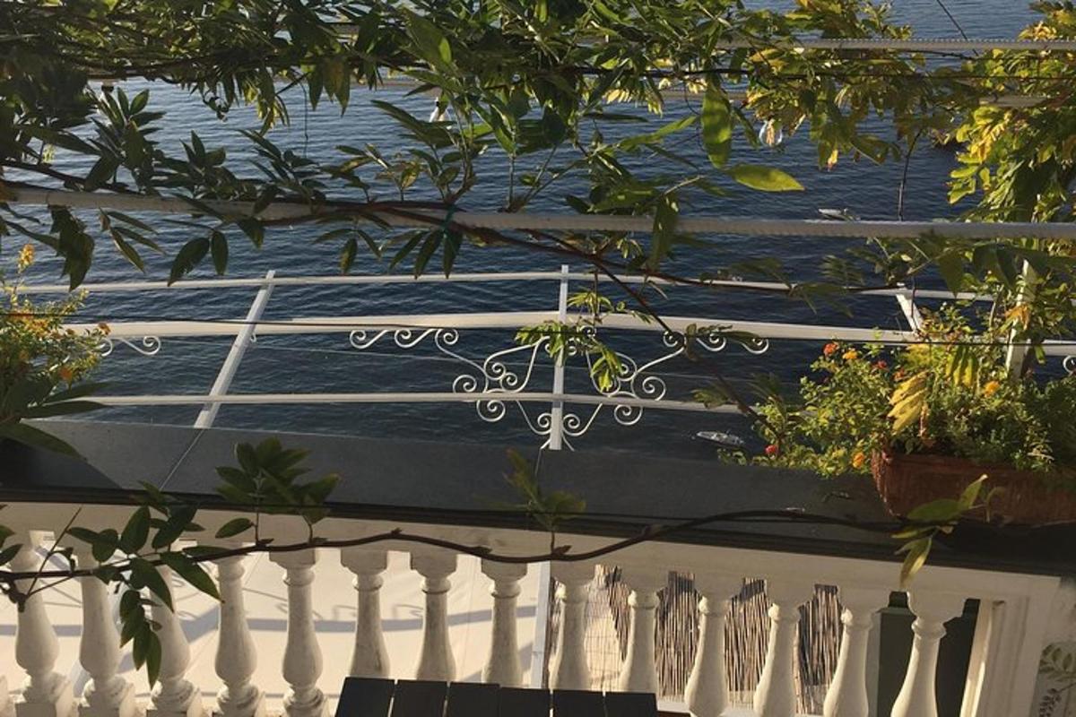 μια μπλε βάρκα που κάθεται πάνω σε έναν άσπρο φράχτη