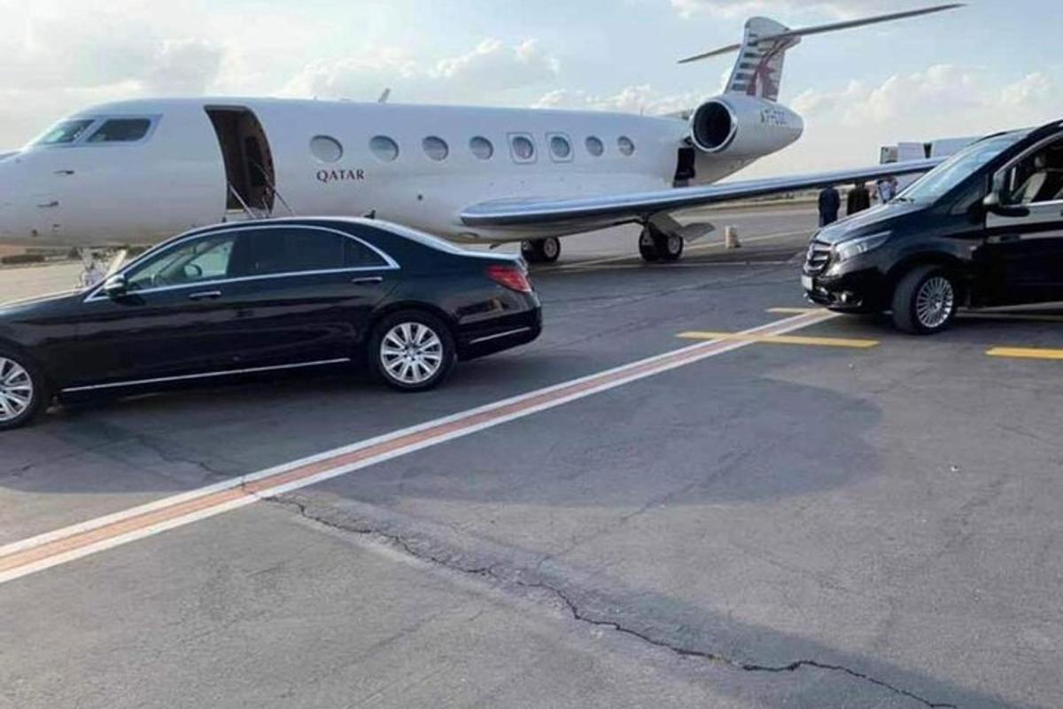 un cotxe està aparcat al costat d'un avió