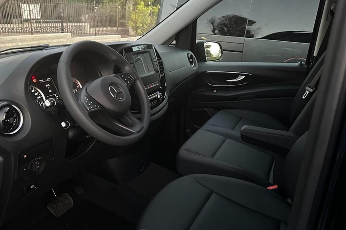 Vaade Acedes Benzi auto kabiinile