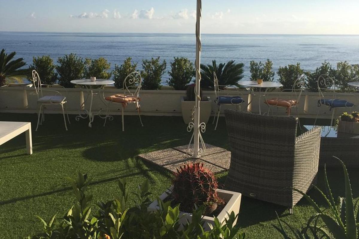 patio dengan meja dan kerusi serta pemandangan lautan
