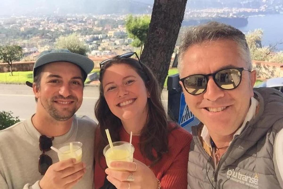 μια ομάδα ανθρώπων που ποζάρουν για μια φωτογραφία με ποτά