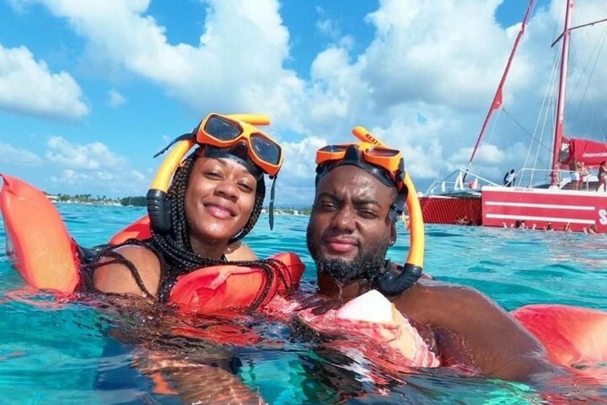 dos personas en el agua en un barco