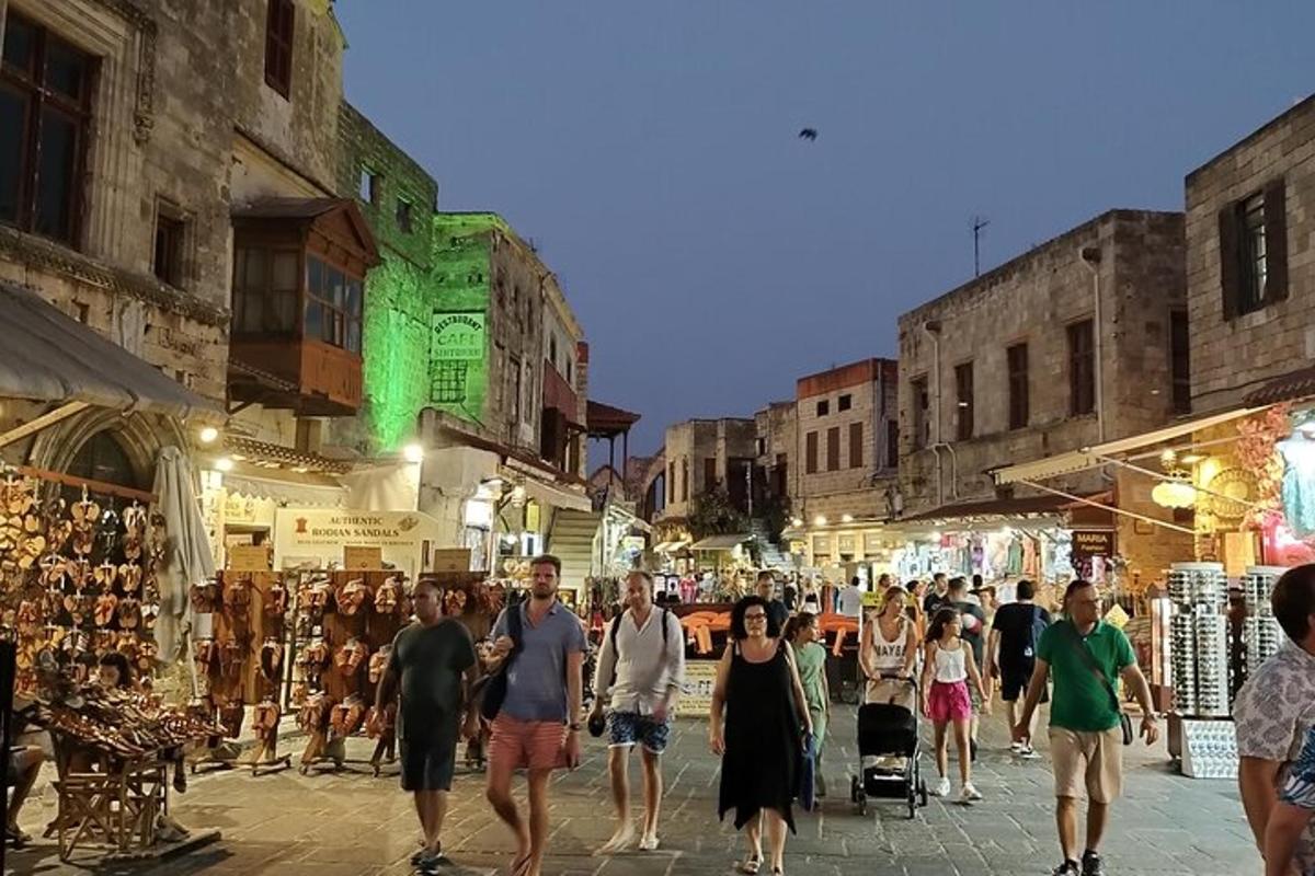 skupina lidí jdoucích po ulici