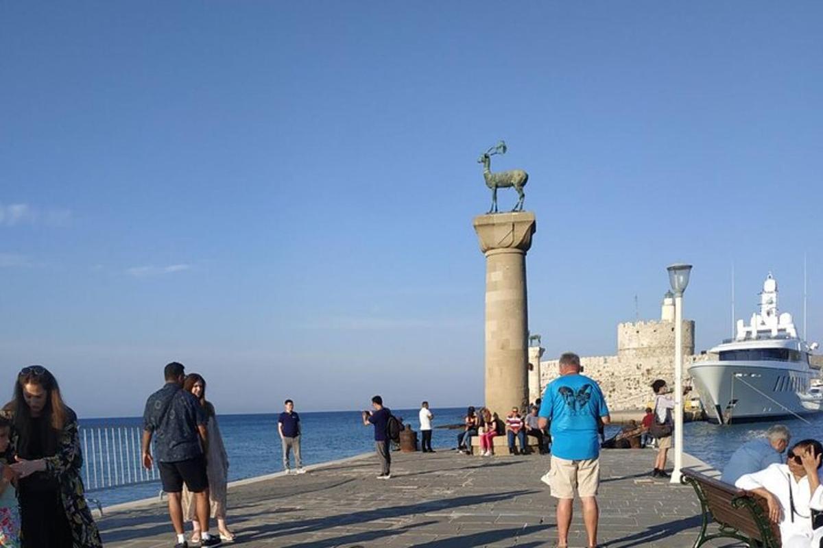 egy csoport ember egy mólón egy csónakkal