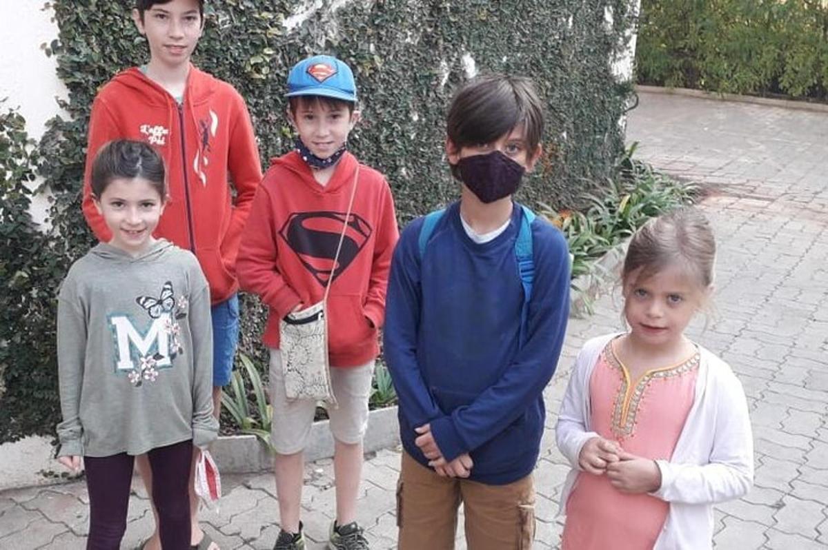 een groep kinderen die naast elkaar staan