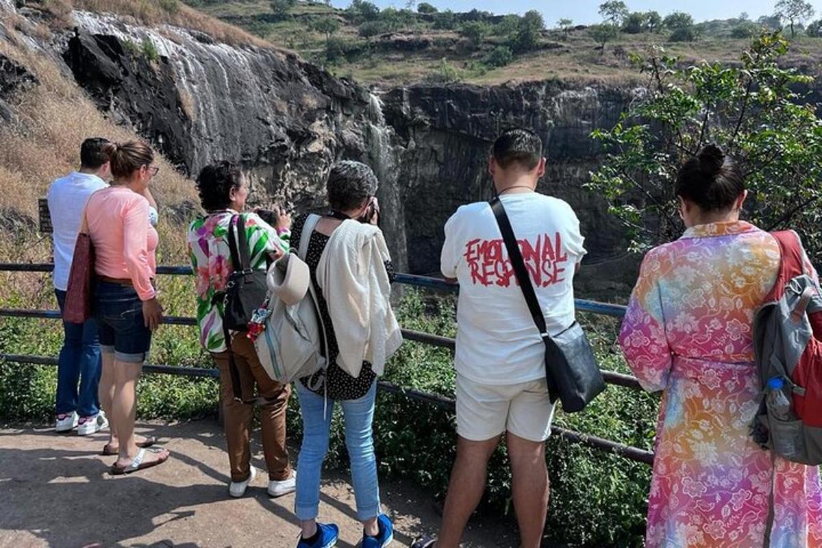 een groep mensen die naar een waterval kijkt