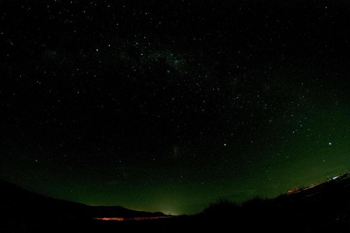 en grønn himmel med mange stjerner på himmelen