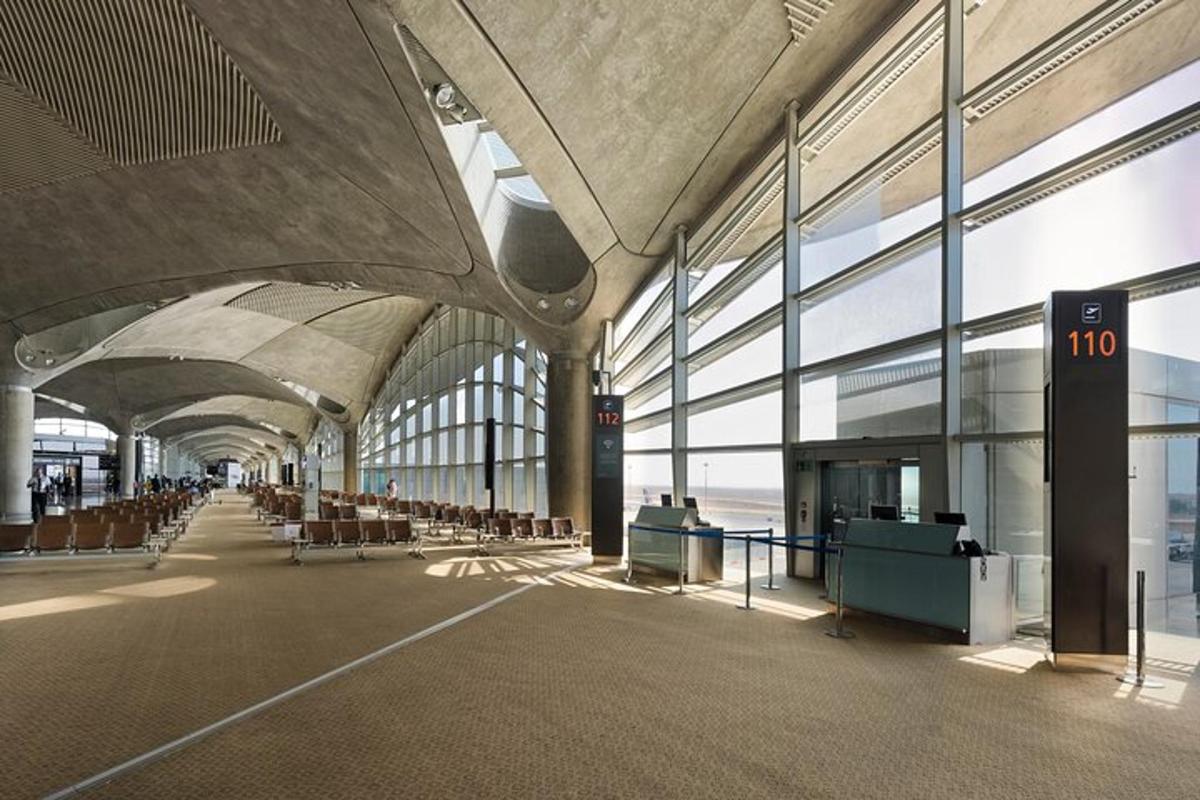 terminal lapangan terbang dengan bangunan besar dengan tingkap besar