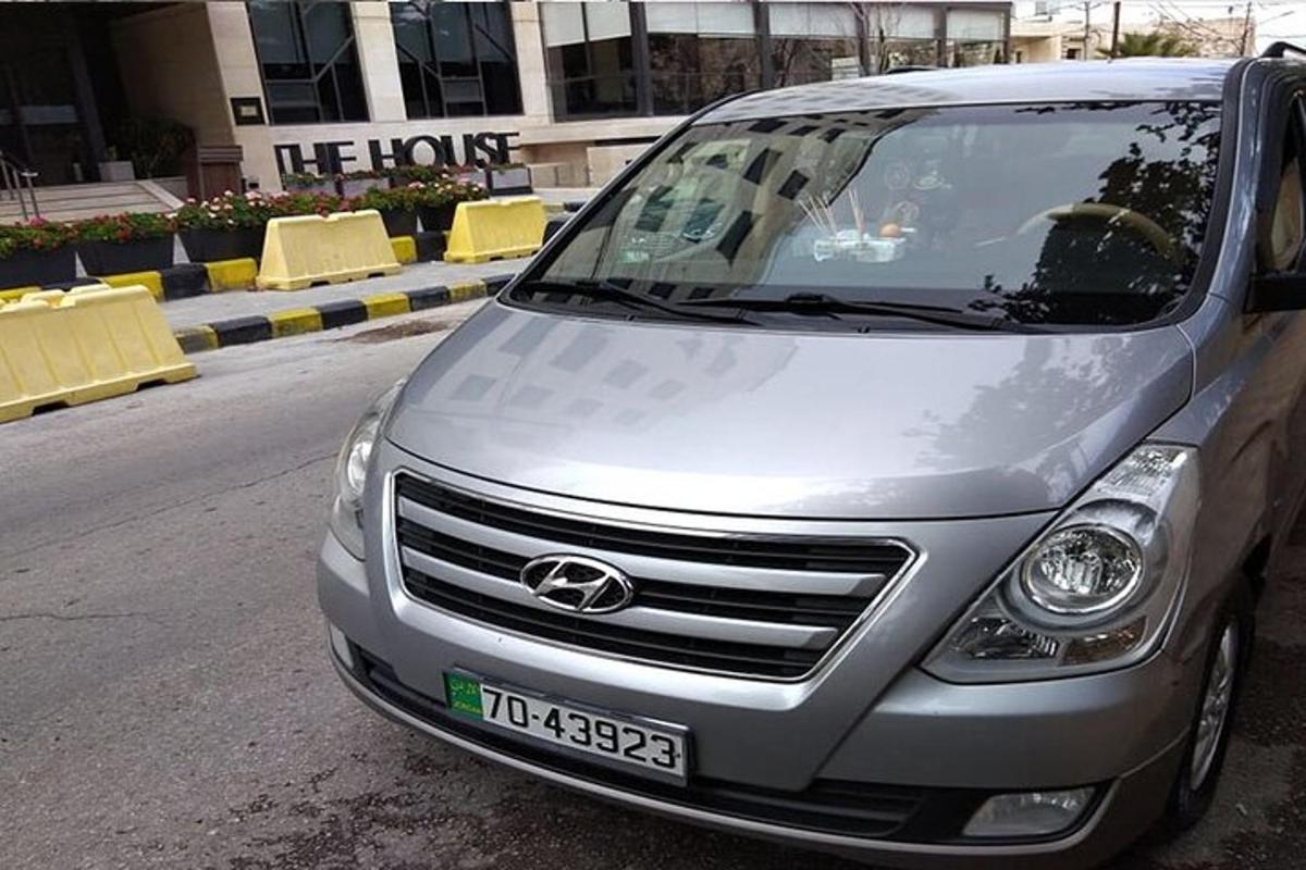 sebuah van perak diletakkan di tepi jalan