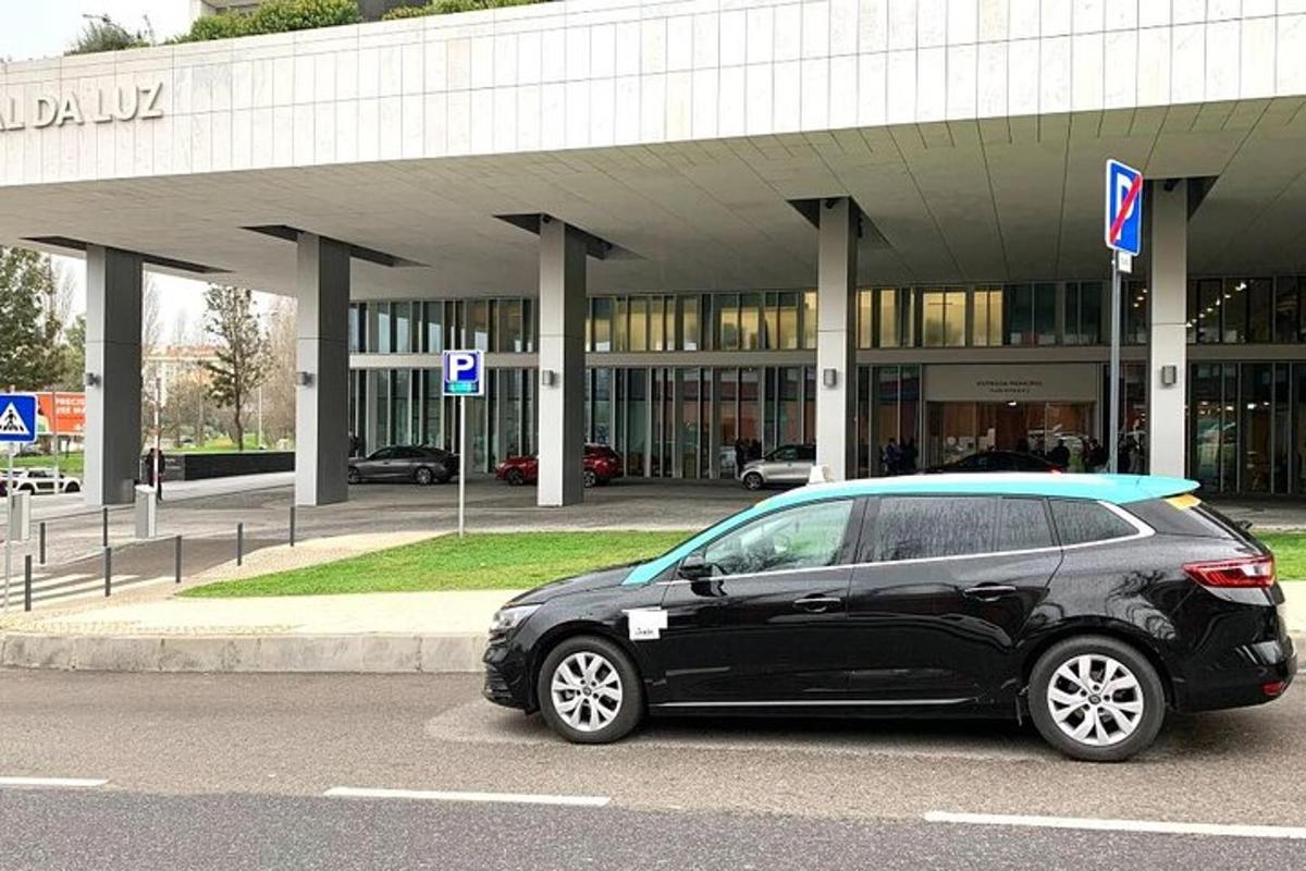 un'auto nera parcheggiata davanti a un edificio