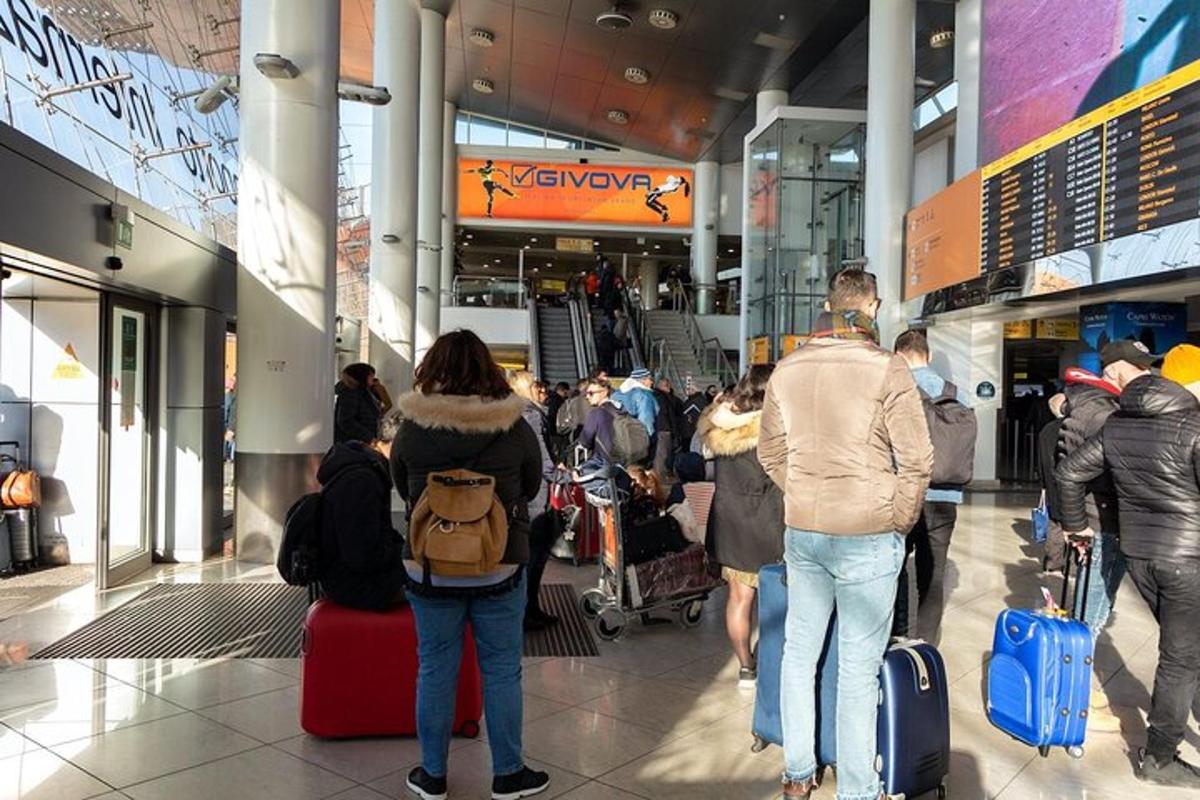 skupina lidí procházejících se nákupním centrem