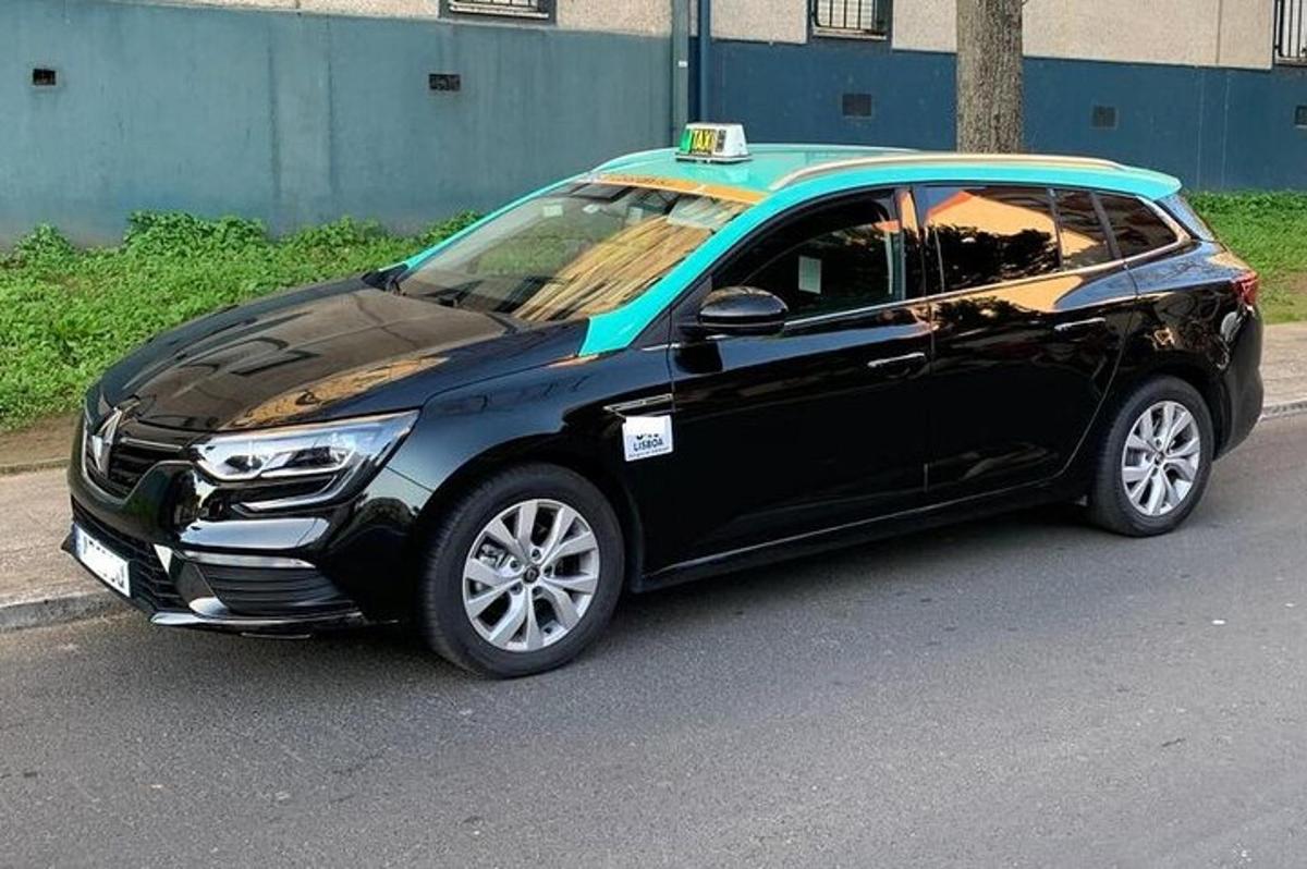 una smart nera con una luce sopra