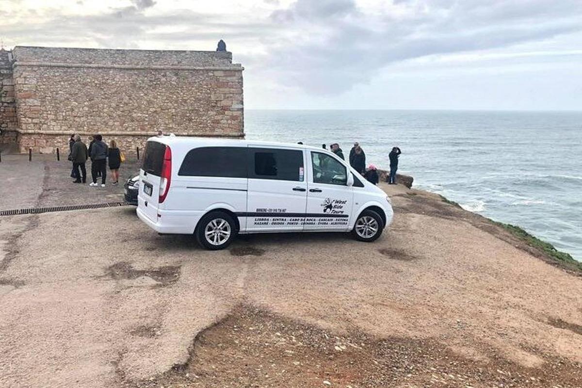 un furgone bianco parcheggiato sul lato di un muro