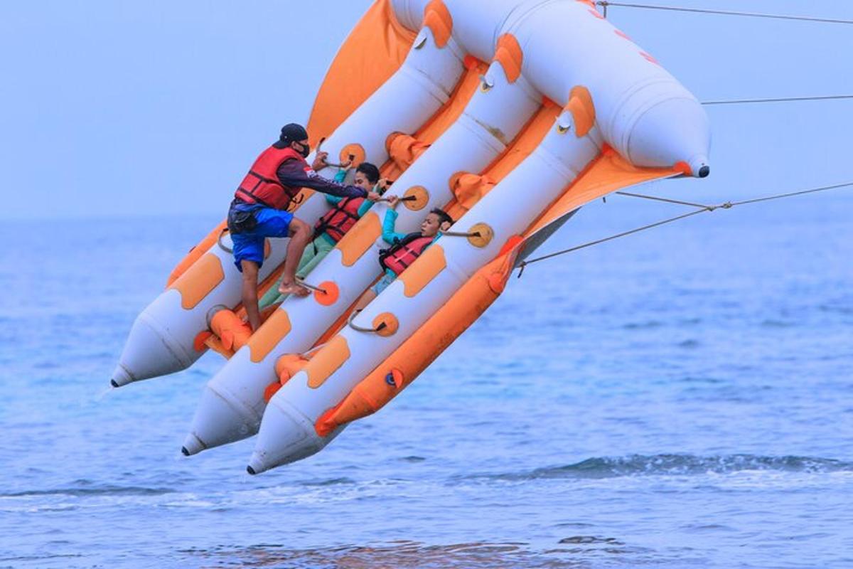 Un grupo de personas viajando en una balsa inflable en el agua.