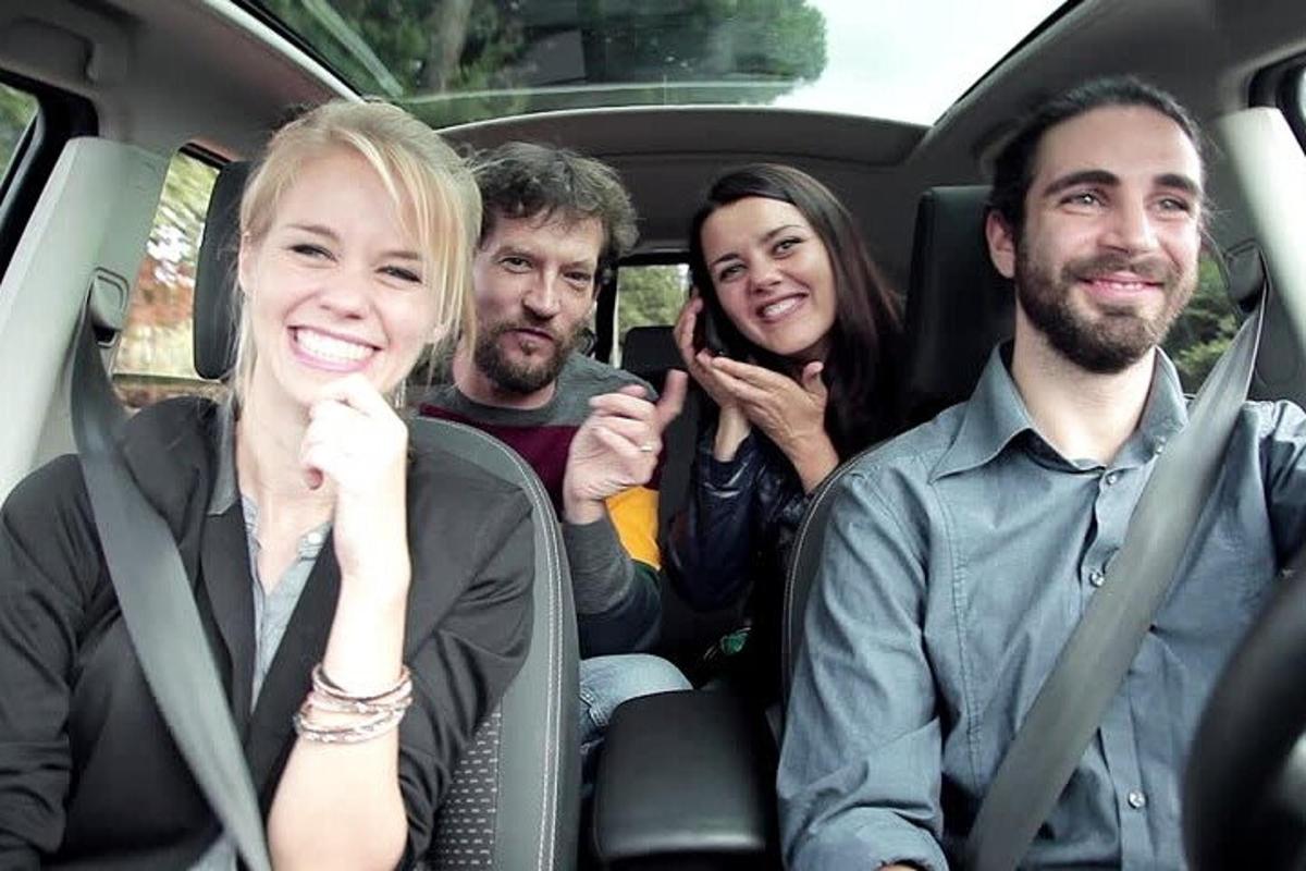 un gruppo di persone sedute in macchina