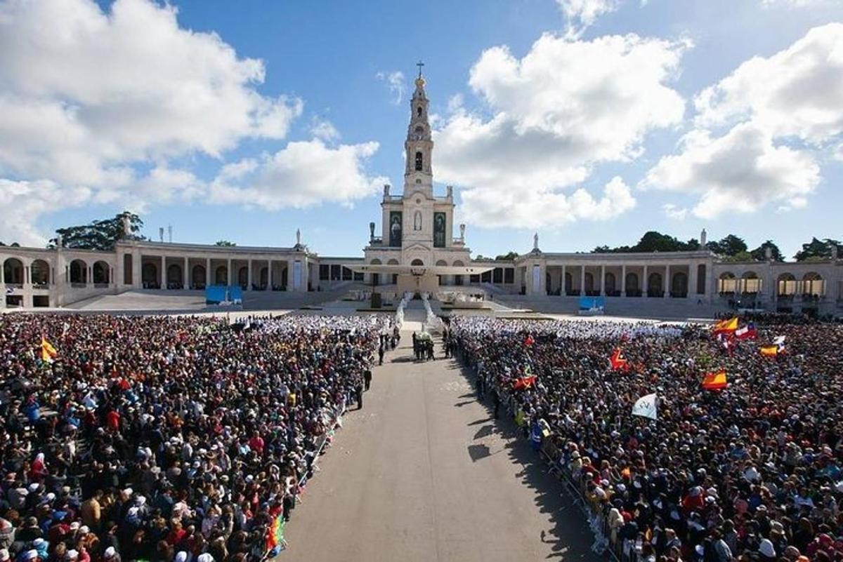 a large crowd of people in front of a building