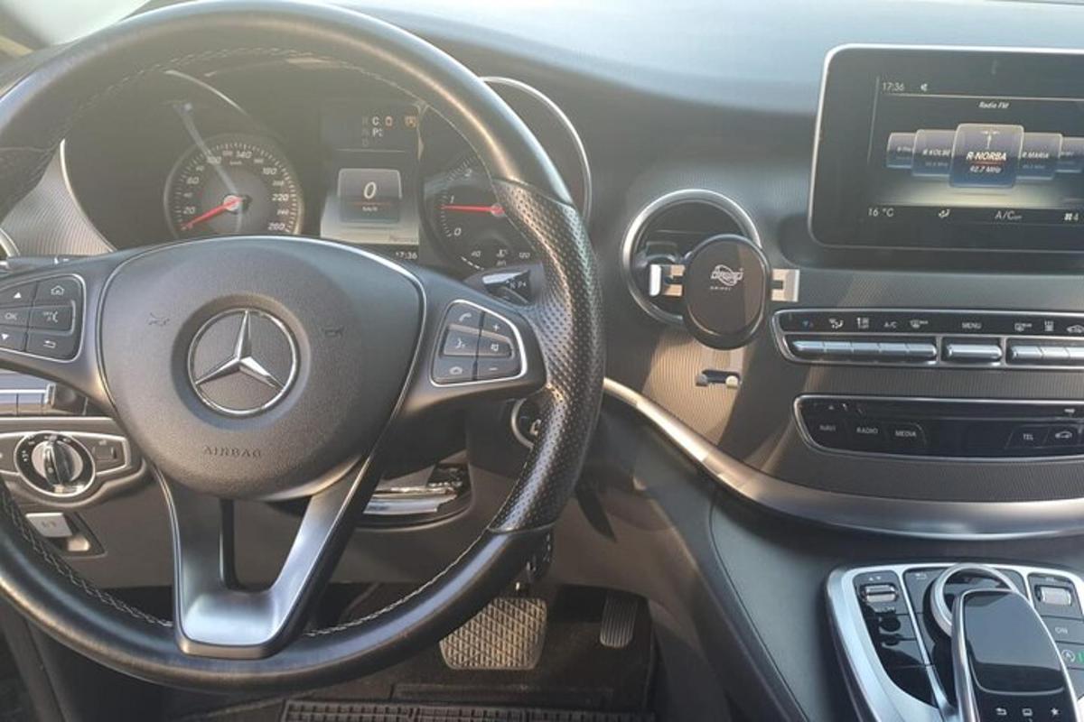 una vista dell'abitacolo di una Mercedes Benz