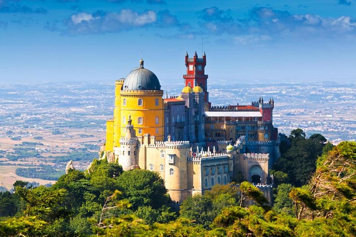 un castell situat al cim d'una muntanya