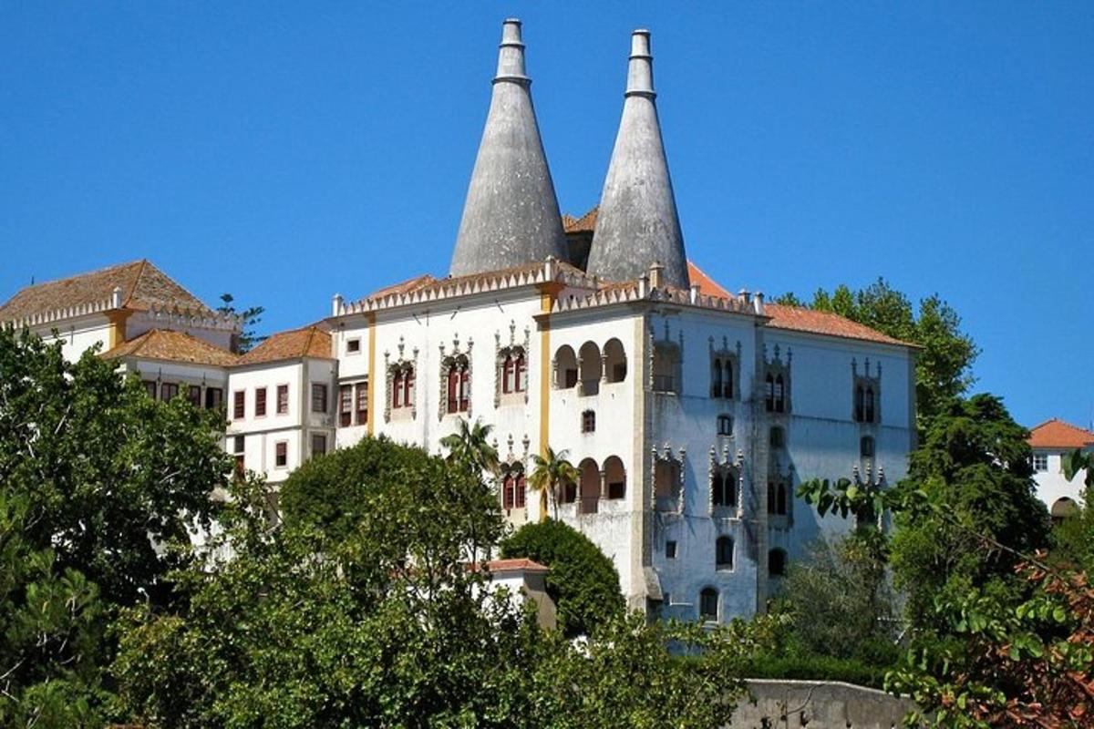 un gran edifici amb dues torres a sobre