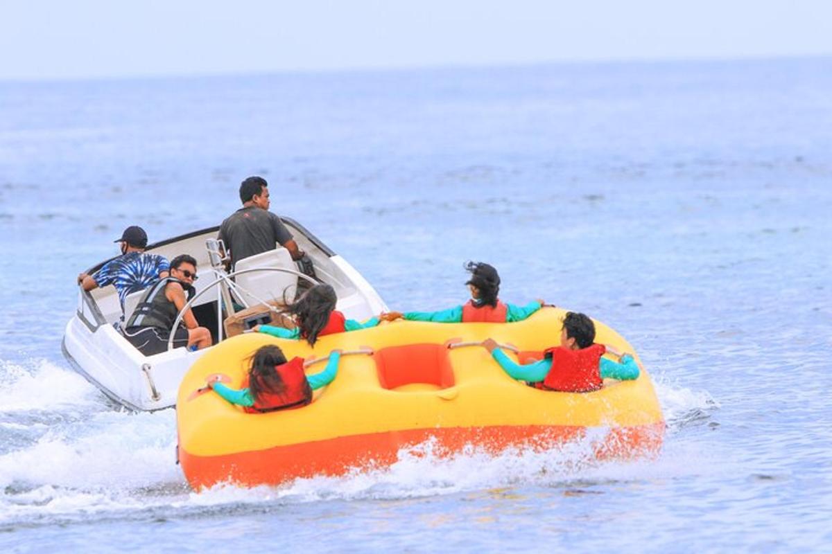 skupina lidí jedoucích na raftu ve vodě