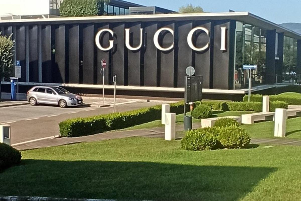 samochód jest zaparkowany przed budynkiem Gucci