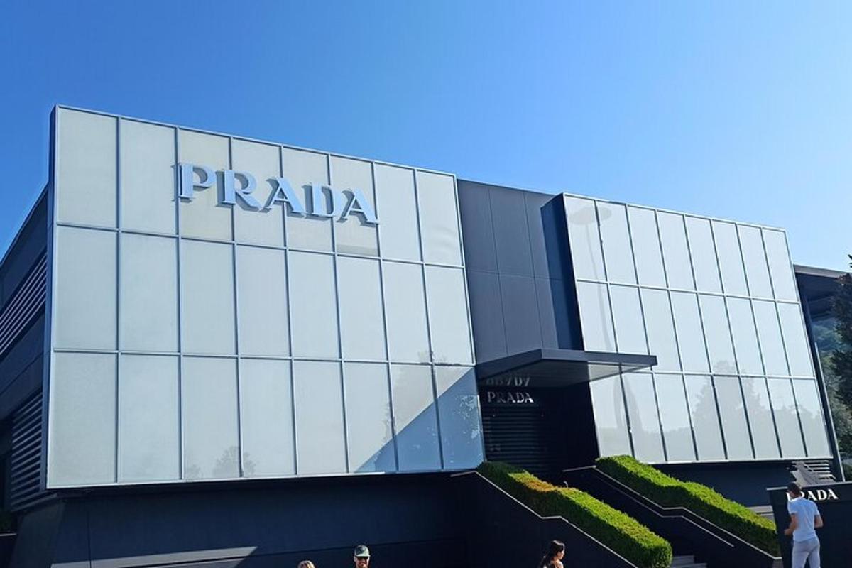 un edificio con un cartello sul lato