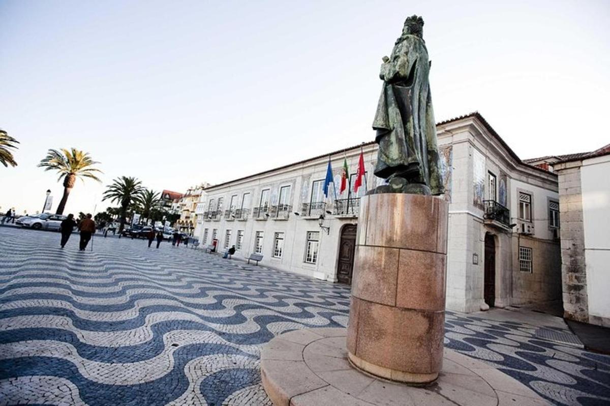 eine Statue mitten auf einer Straße mit einem Gebäude