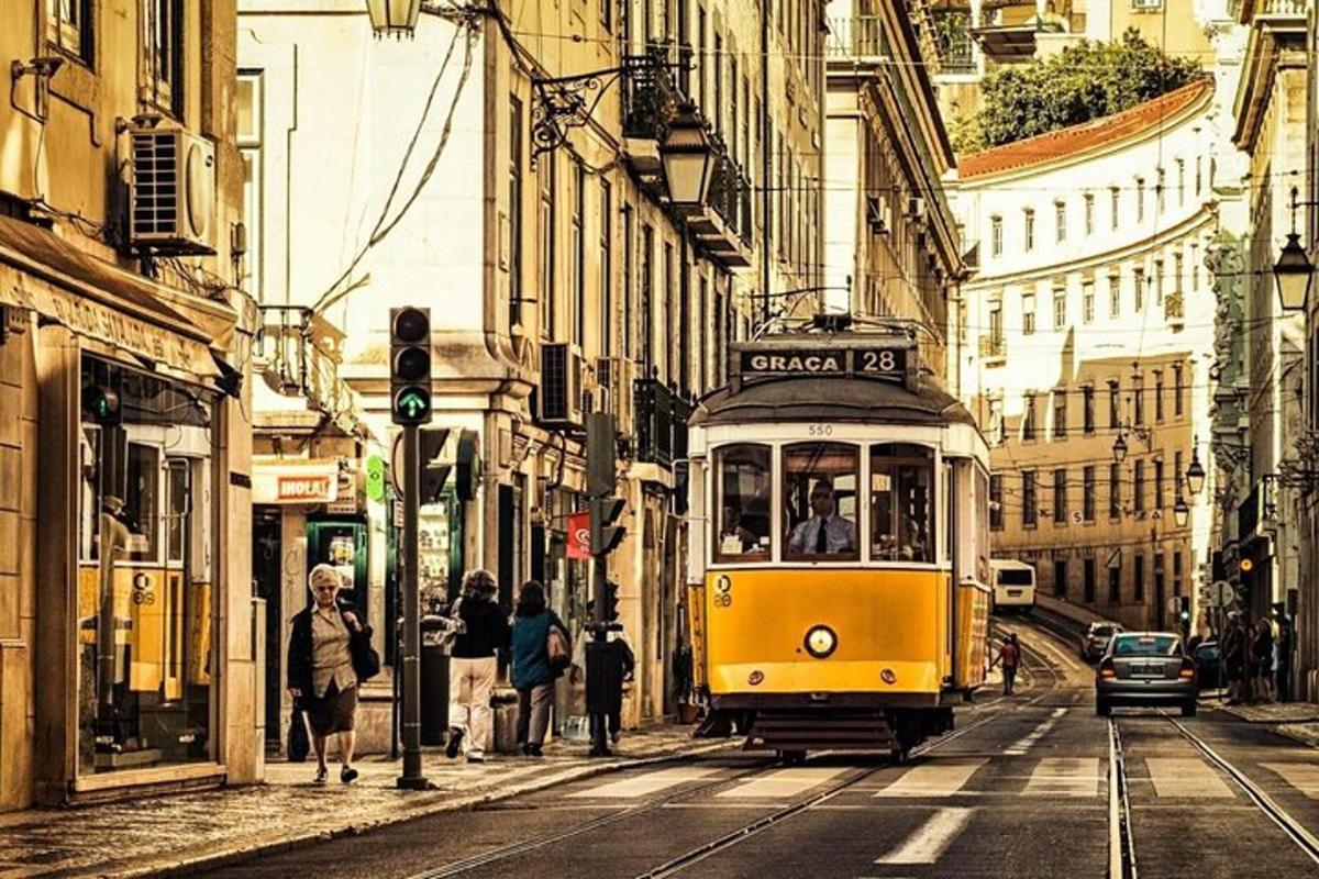 kollane tramm sõidab mööda linnatänavat