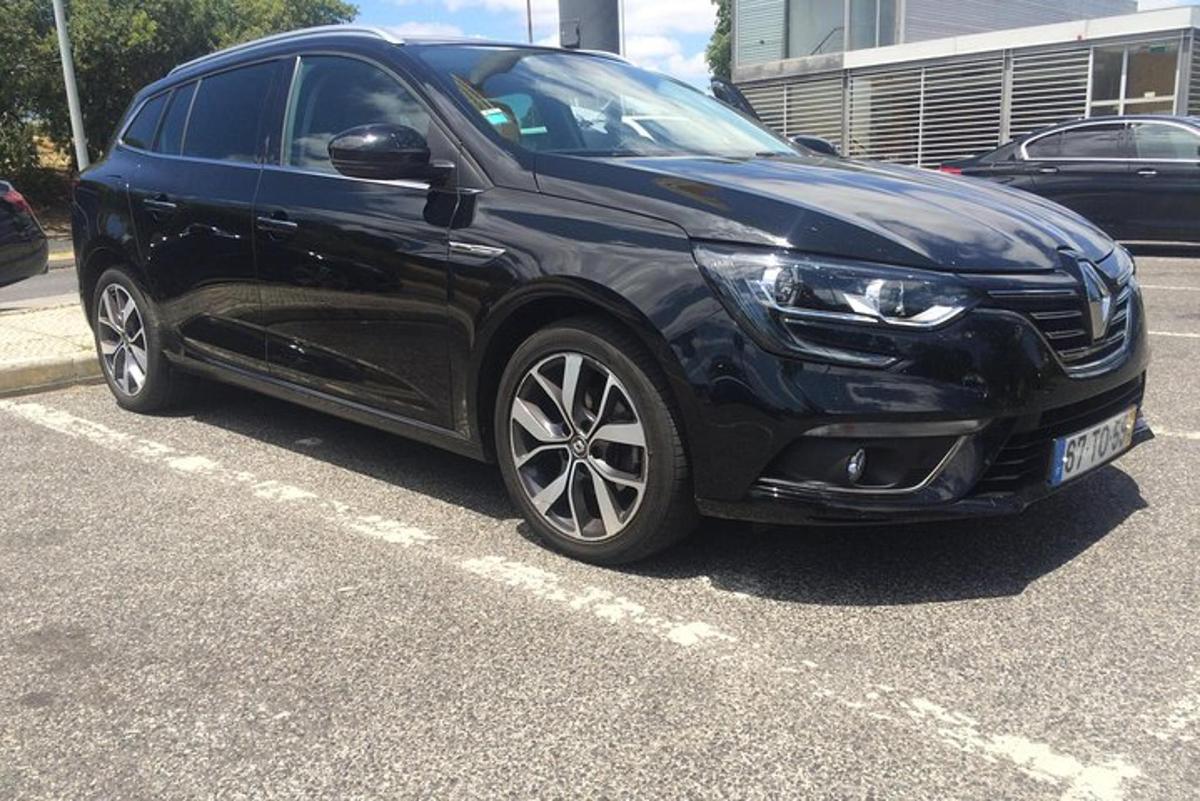 sebuah kereta hitam diletakkan di tempat letak kereta