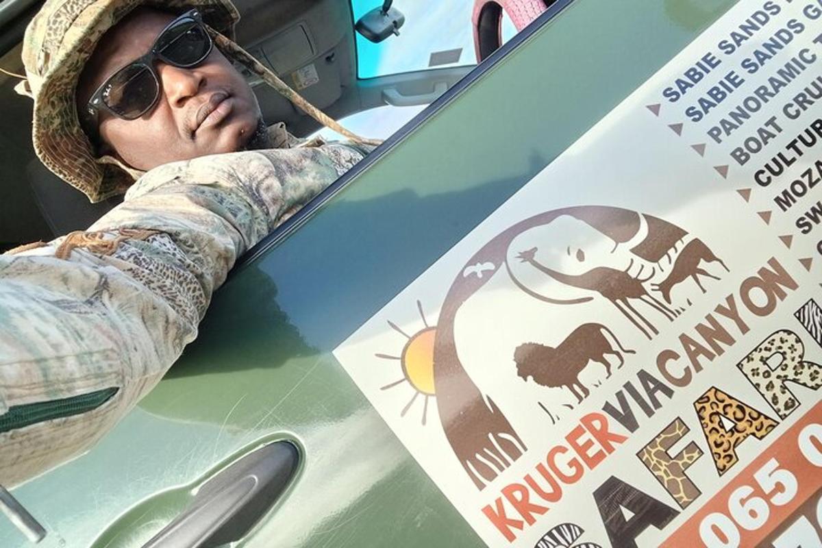 un home amb ulleres de sol estirat en un autobús amb un cartell
