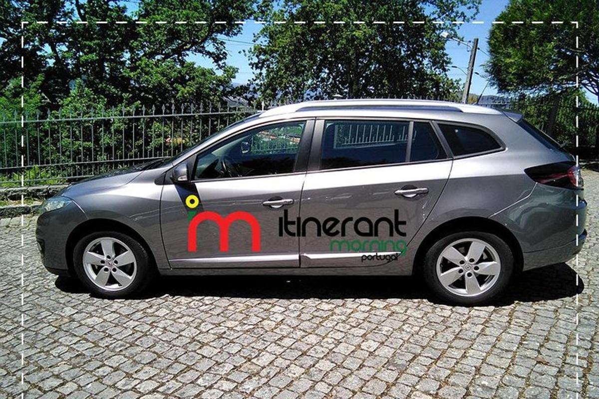 um pequeno carro prateado com uma placa na lateral