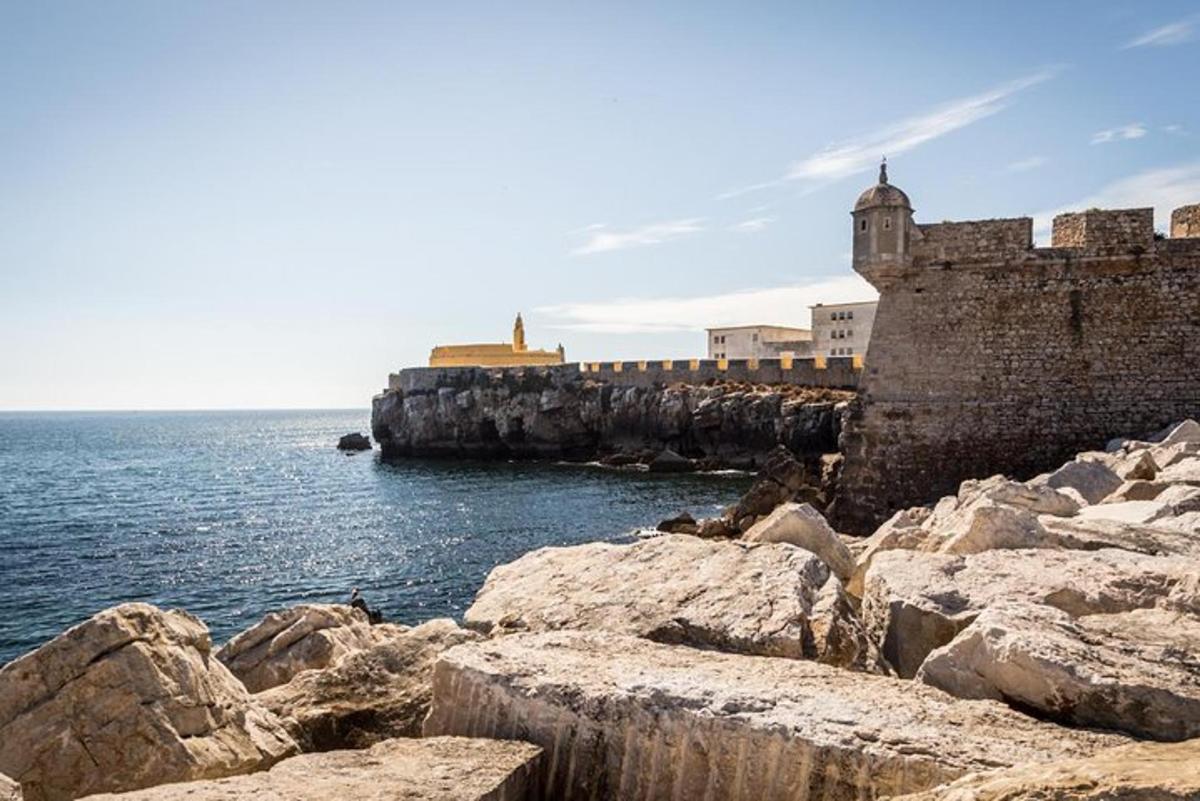 un castell sobre les roques al costat de l'aigua