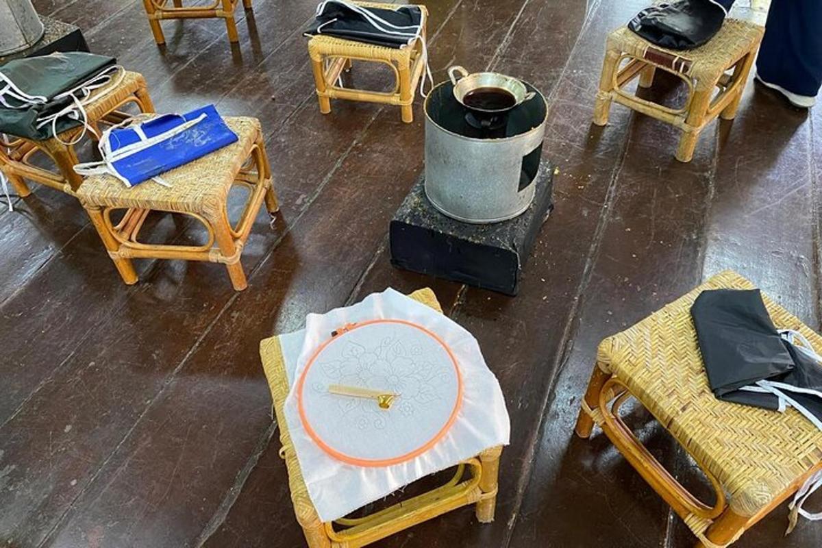 pogled od zgoraj na mizo in stole v dežju