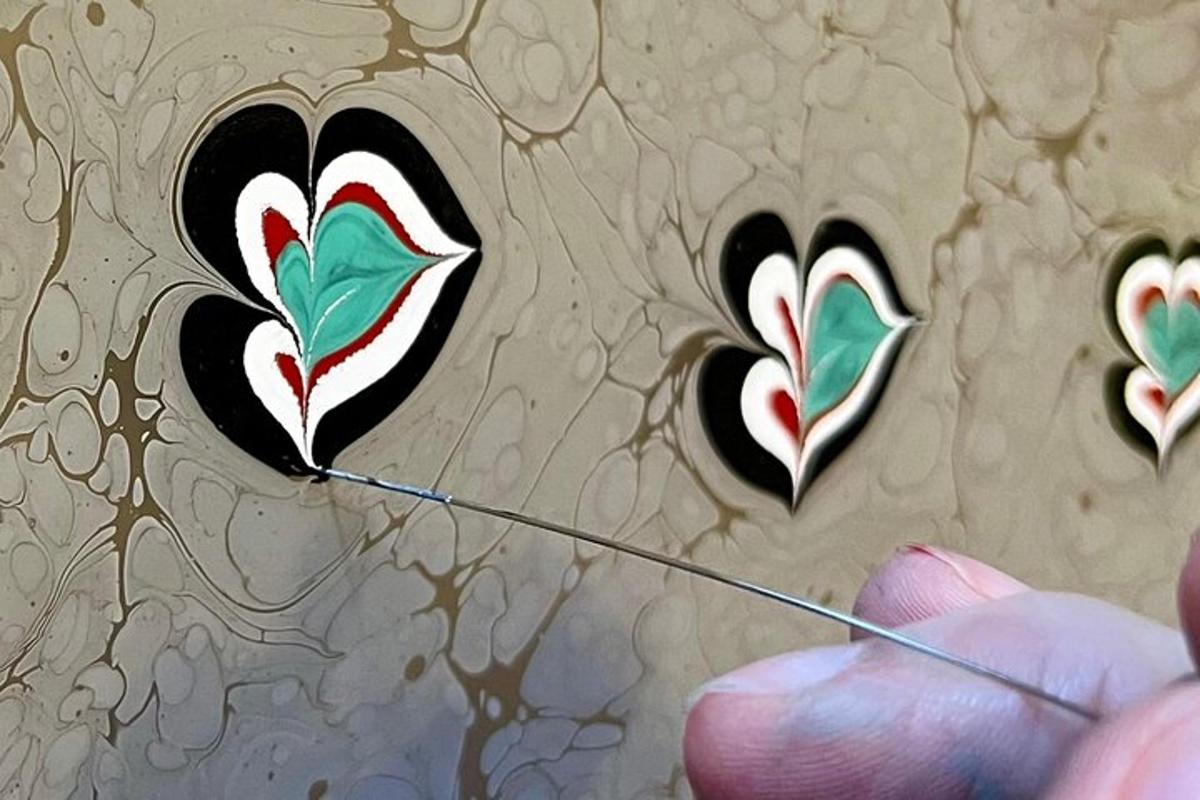 maður að mála hjörtu á vegg