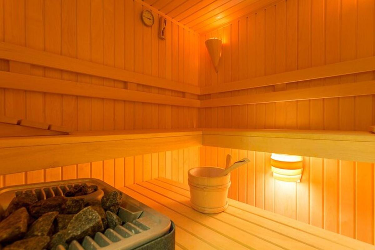 sauna dengan baldi dan cawan di dalamnya