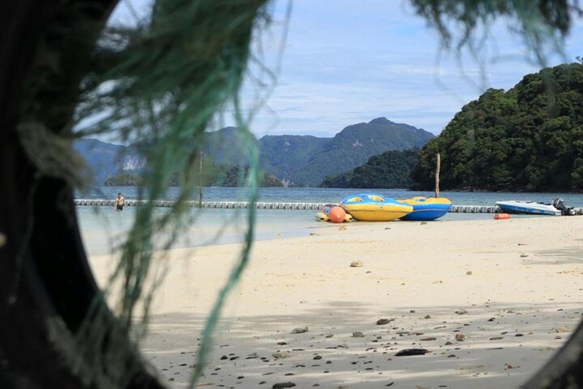 Una vista de una playa con barcos en ella.