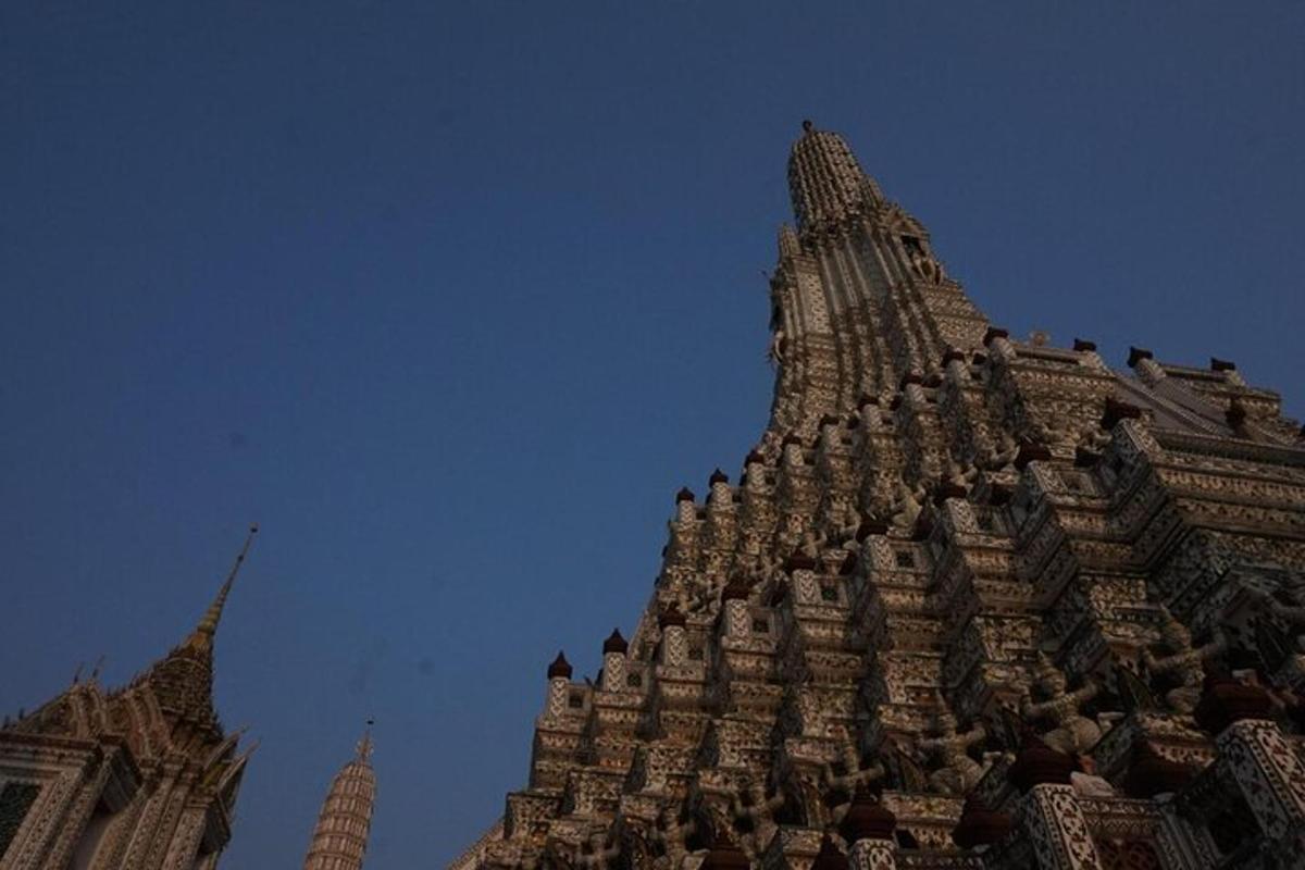 bangunan tinggi dengan latar belakang langit biru