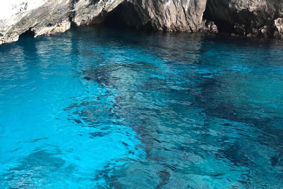 kolam air biru di sebelah tebing