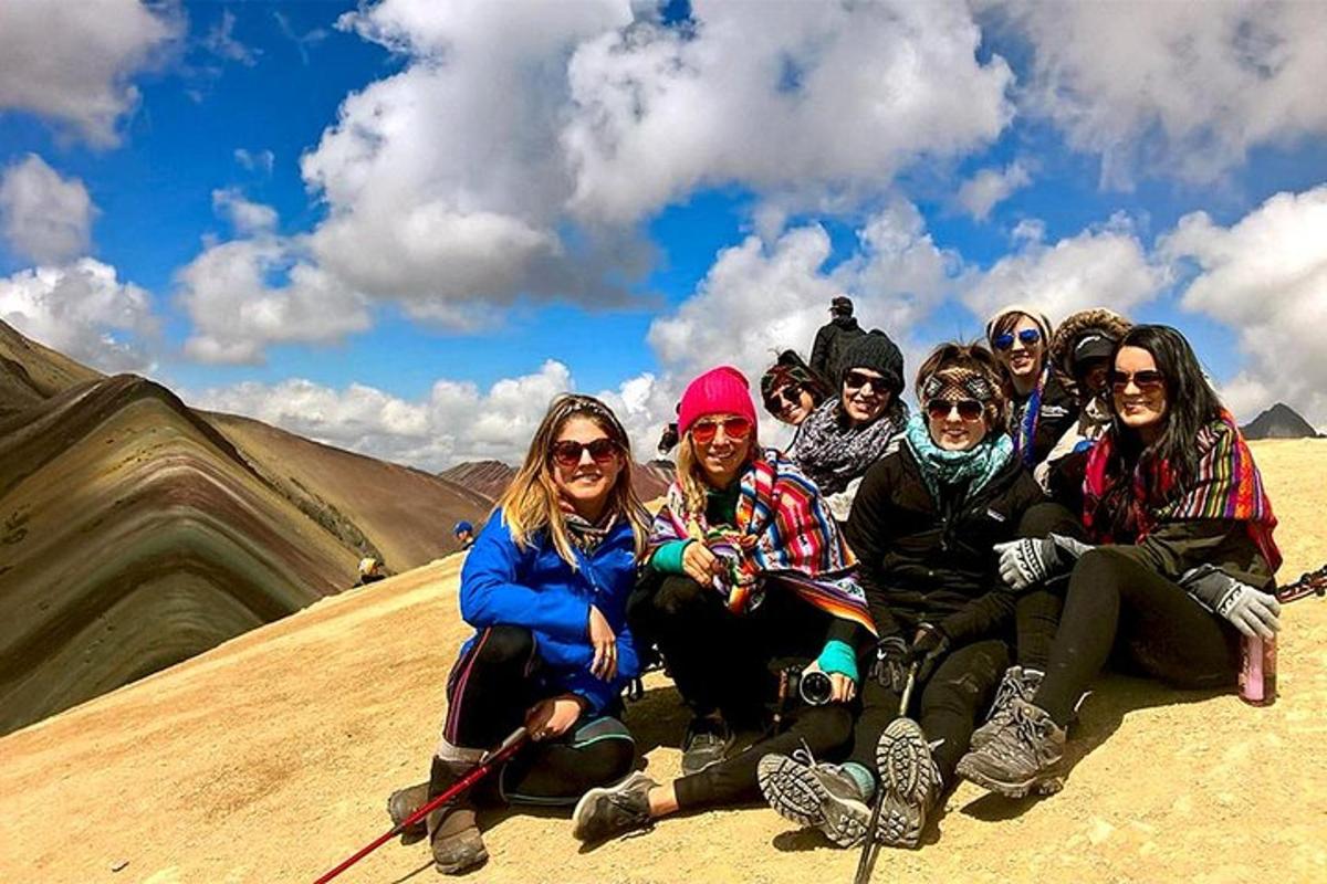 sekumpulan orang yang duduk di atas bukit