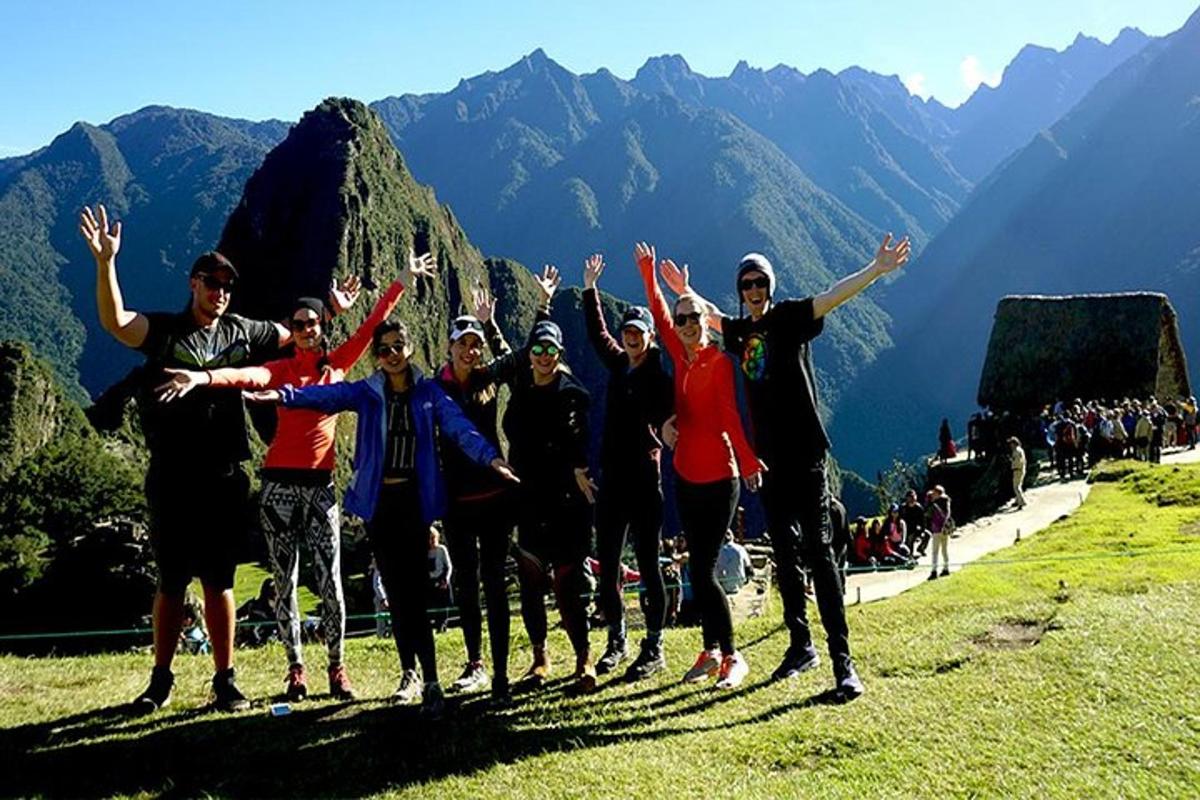 sekumpulan orang berdiri di atas gunung