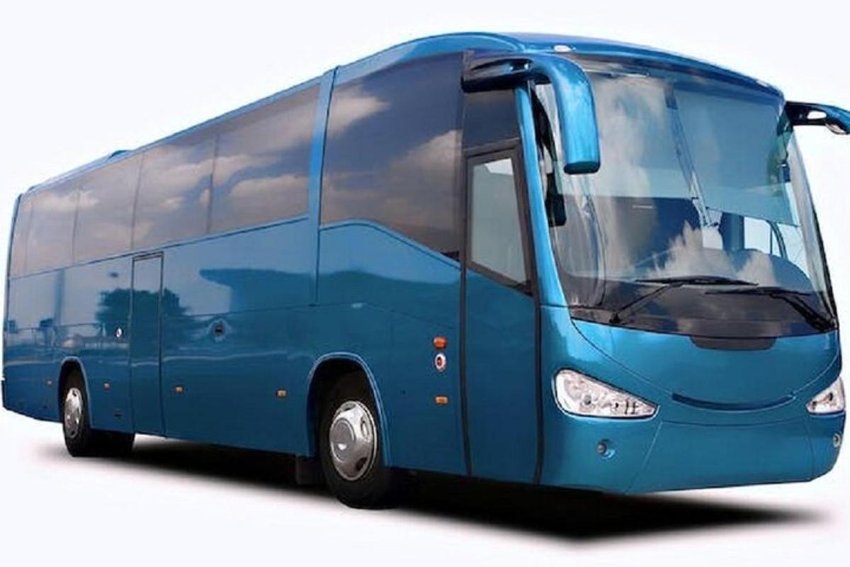 mavi bir otobüs beyaz bir arka plan üzerinde park edilmiş