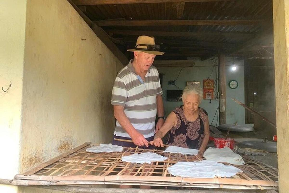 un uomo e una donna che preparano il cibo in cucina