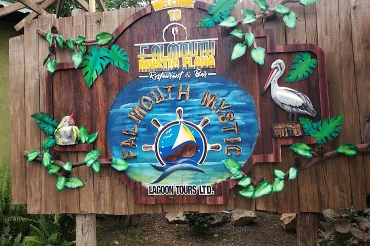 Značka klubu Ocean Mouse na drevenom plote