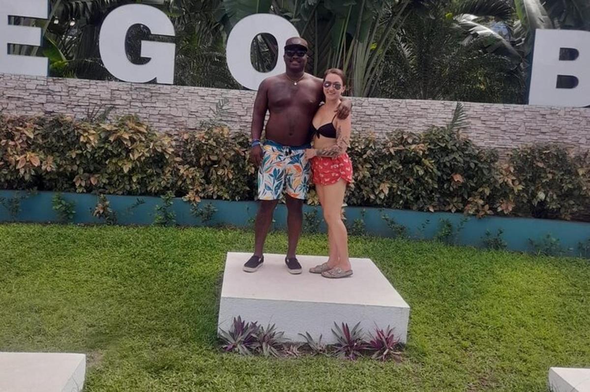 um homem e uma mulher em pé no topo de uma estátua