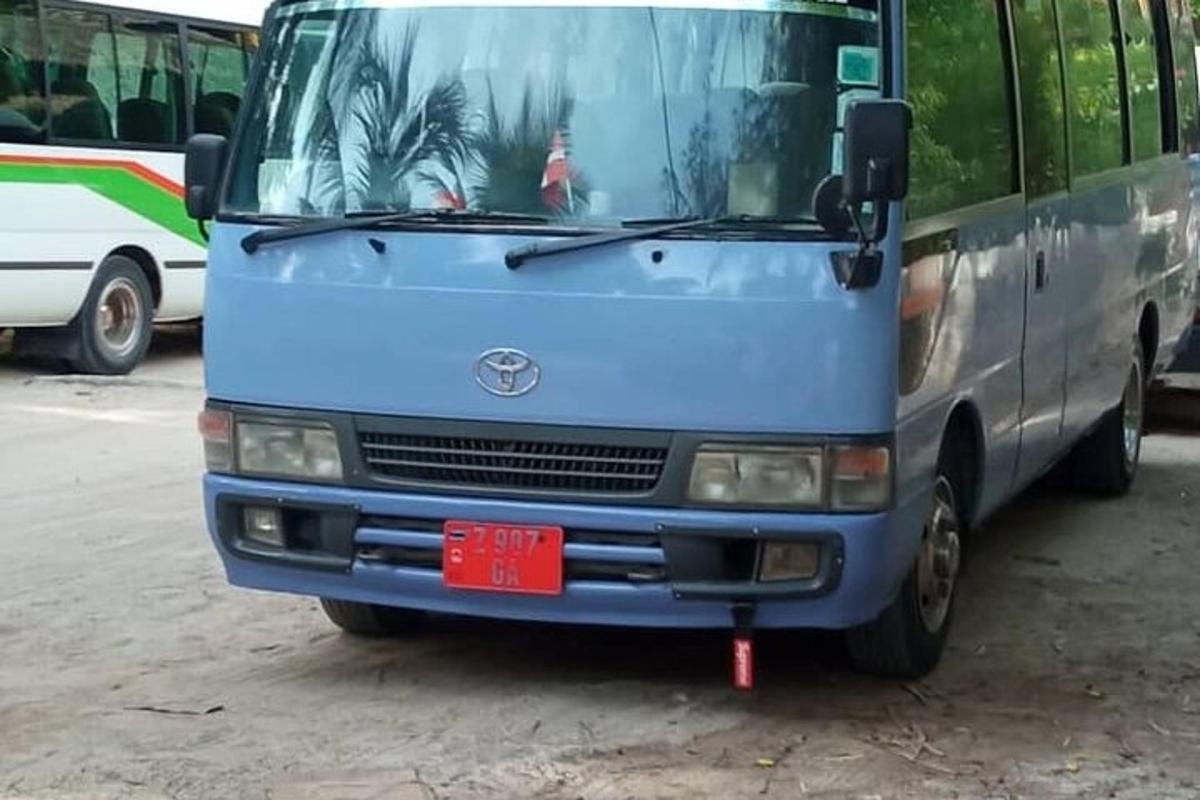 синій автобус, припаркований на парковці