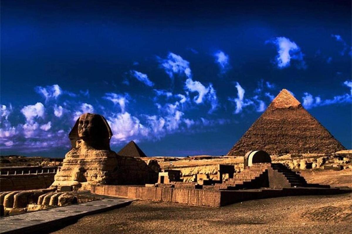 pohled na pyramidu, sfingu a sochu