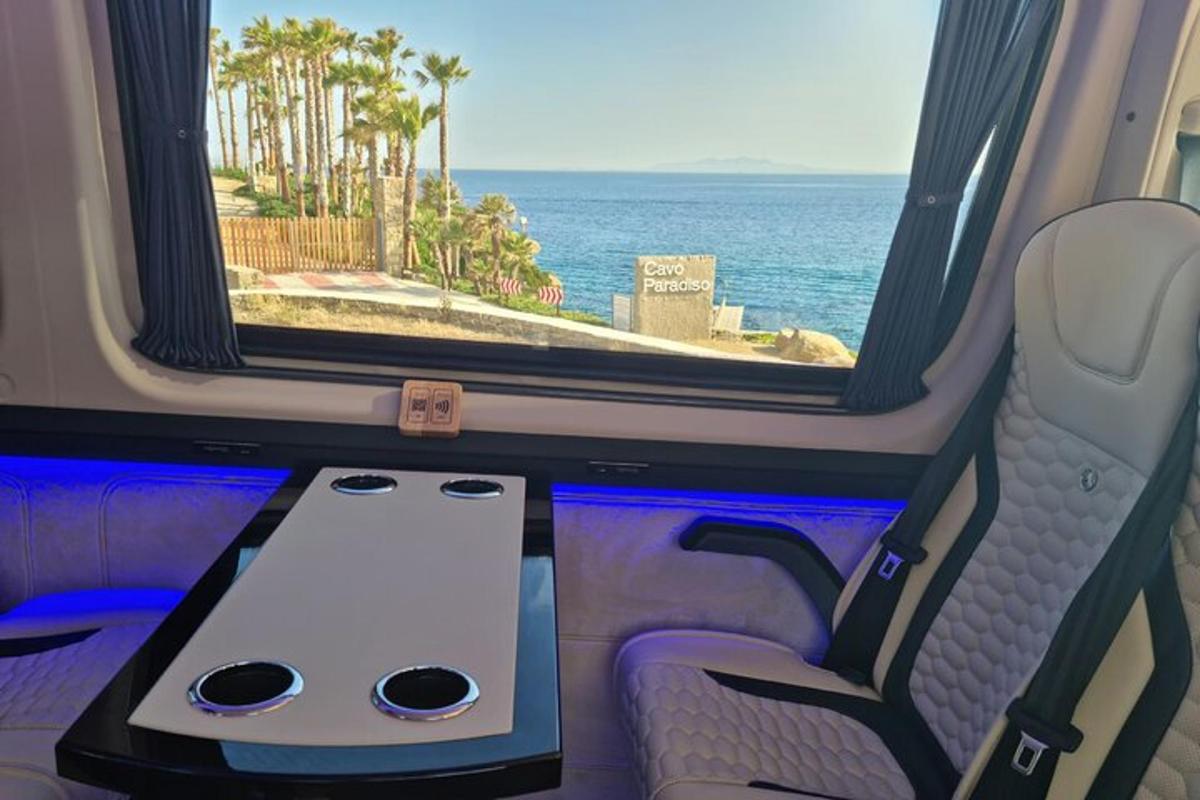 una vista dell'oceano dal sedile posteriore di un aereo